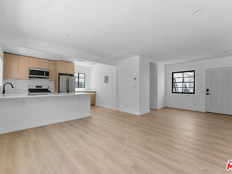 8730 Holloway Dr — Photo 5