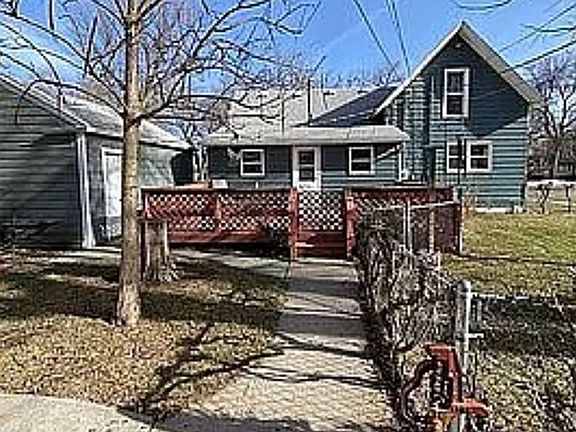 Back deck and fenced yard