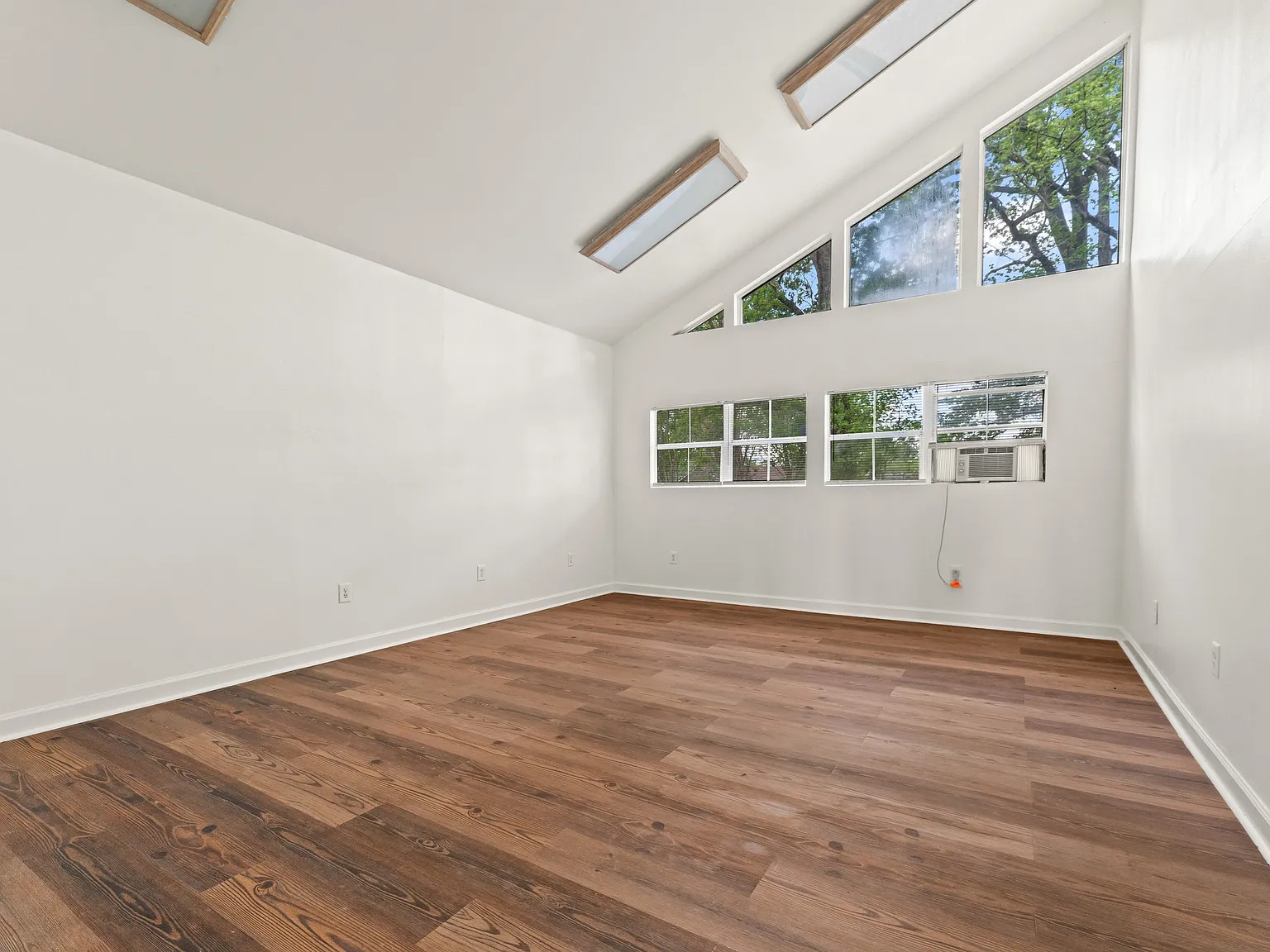 6 bed, 1.5 bath, 2000 sqft, $2,000 — Photo 4