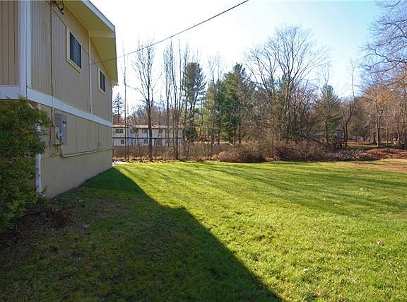 3rd image of 15 Heather Hill Ln