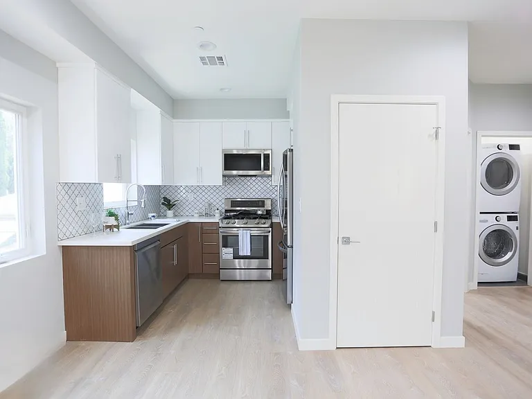 1242 N Beachwood Dr — Photo 7