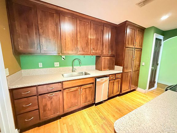 4th image of 732 Woodmere Dr