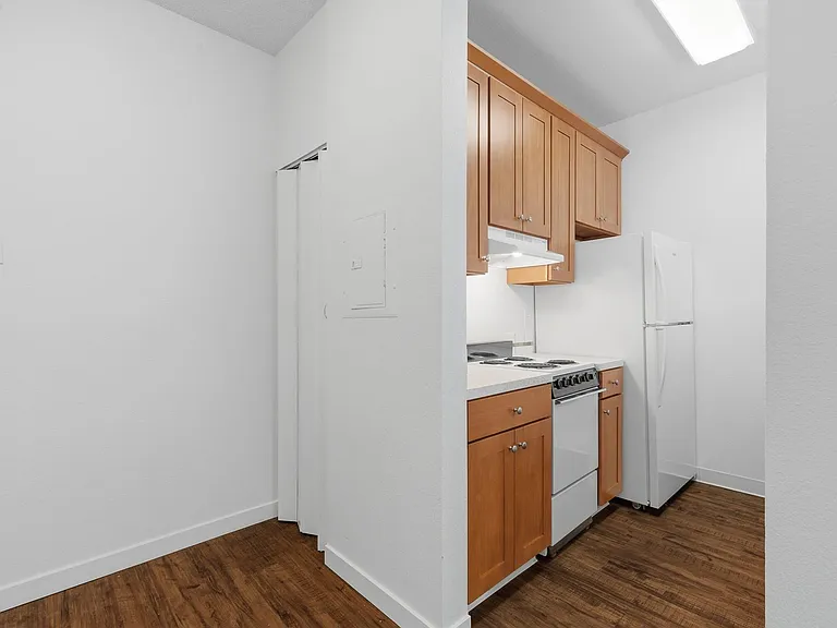 Pine Street Apartments — Photo 11