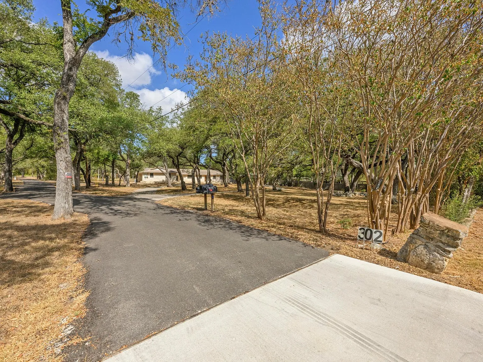 5 bed, 3.0 bath, 2907 sqft, $8,500 — Photo 2