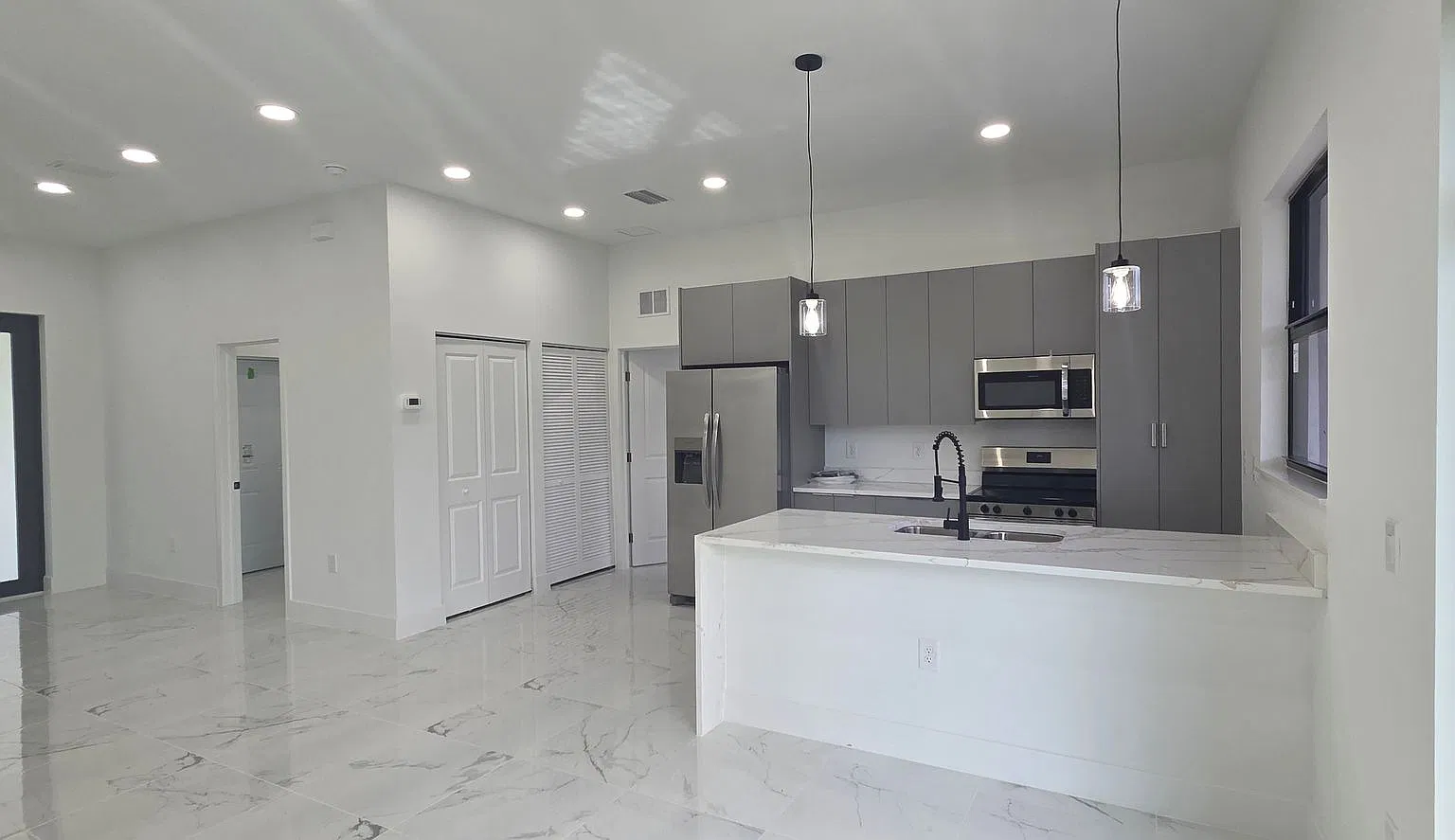 2035 NE 9th Ave — Photo 3