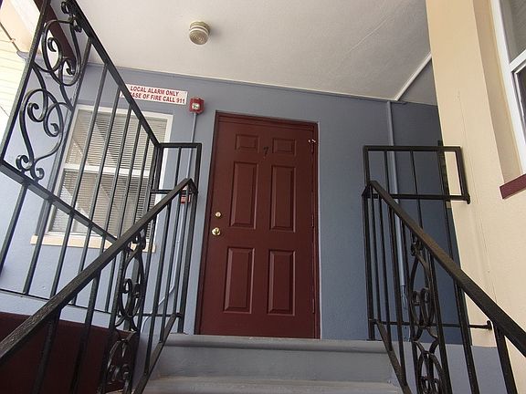 2nd image of 1023 Locust St NE APT 4