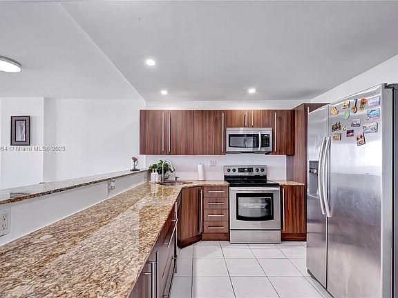 5th image of 2780 NE 183rd St APT 2011