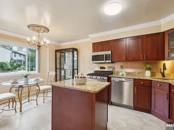 38 Park St APT 8F, Florham Park, NJ 07932