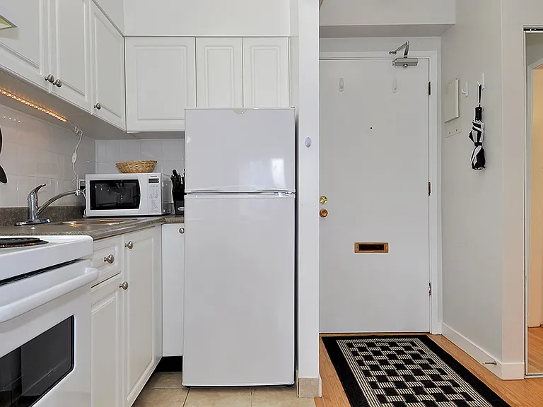 840 Broughton St #608 — Photo 10