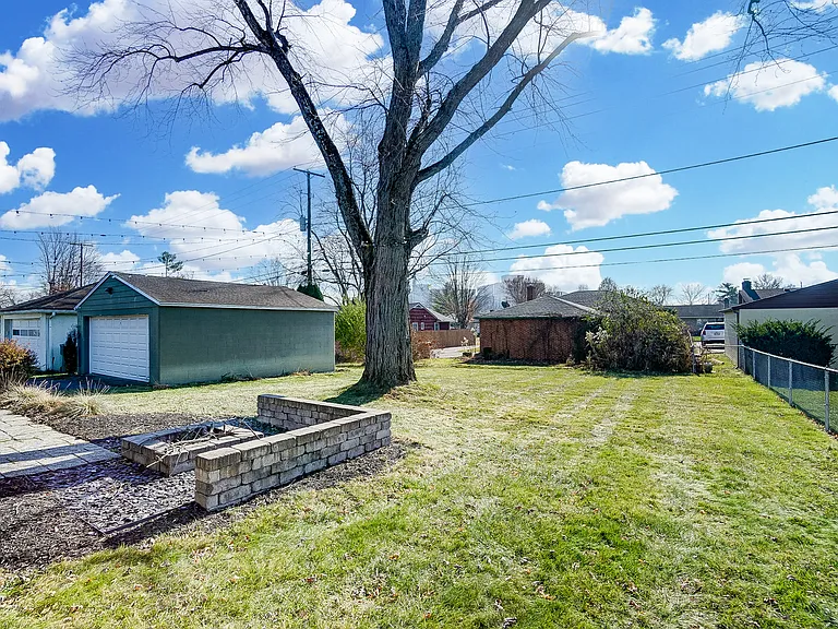 725 Latham Ct — Photo 36