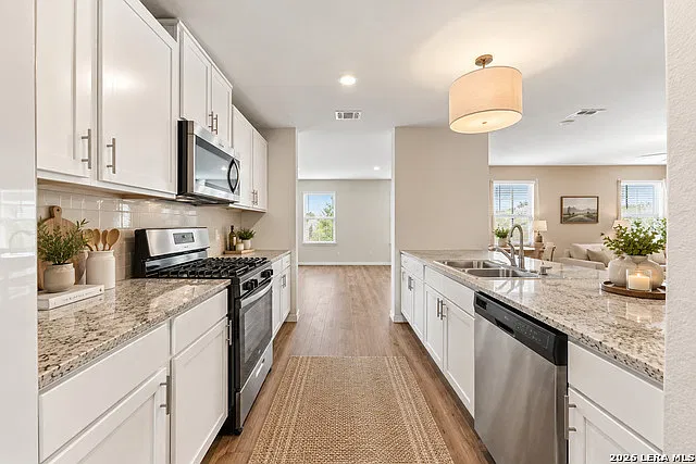 4 bed, 3.0 bath, 2484 sqft, $1,950 — Photo 3