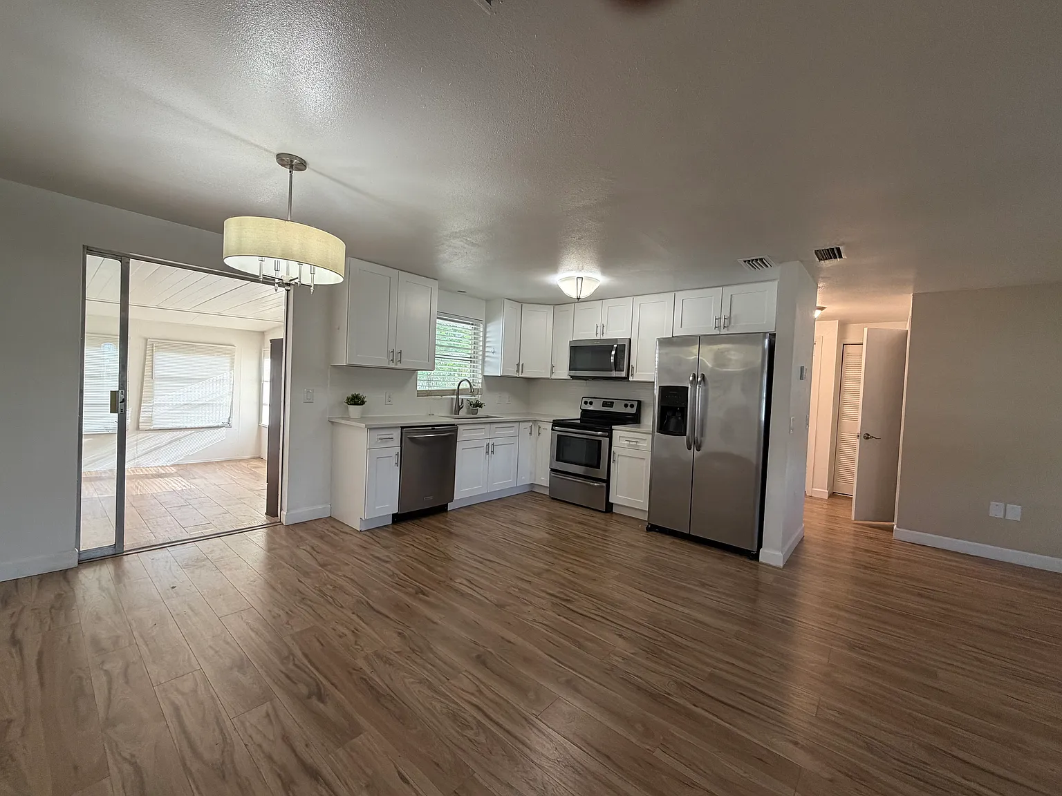 3 bed, 1400 sqft, $2,000 — Photo 4