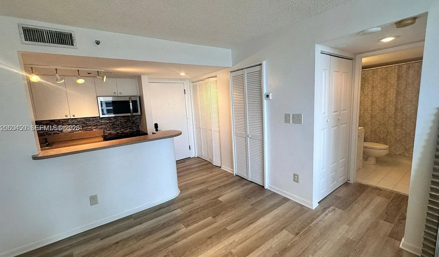 Isola Condo — Photo 2