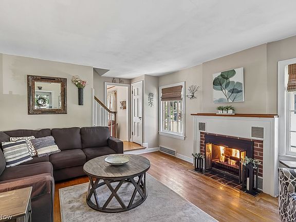 3rd image of 93 Harcourt Dr