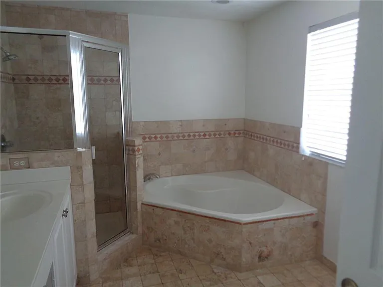 11379 NW 34th Pl — Photo 12