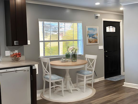 Dining area (virtually staged)