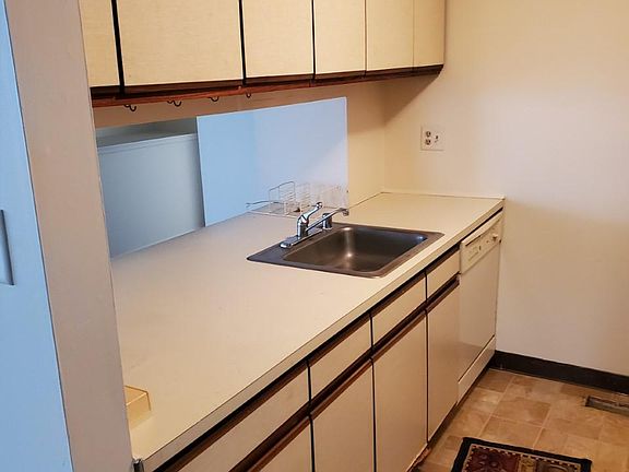 3rd image of 36 Martine Ct
