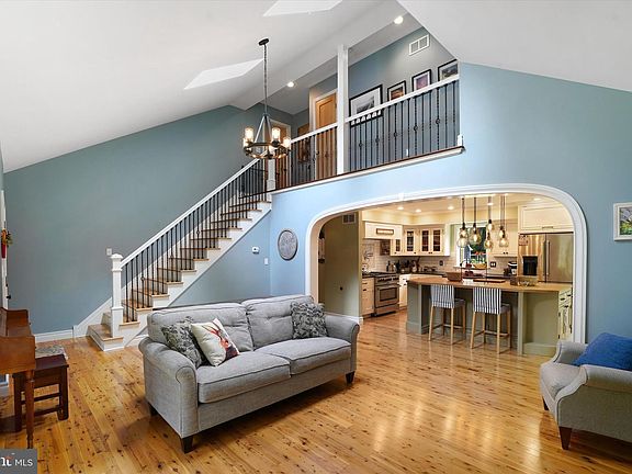 5th image of 130 College Cir