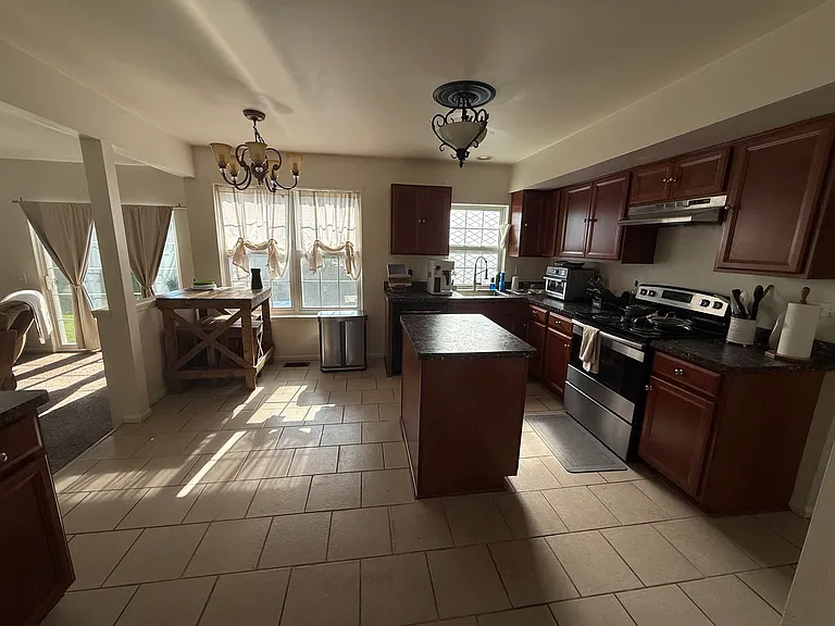 1453 Glenview Dr — Photo 11
