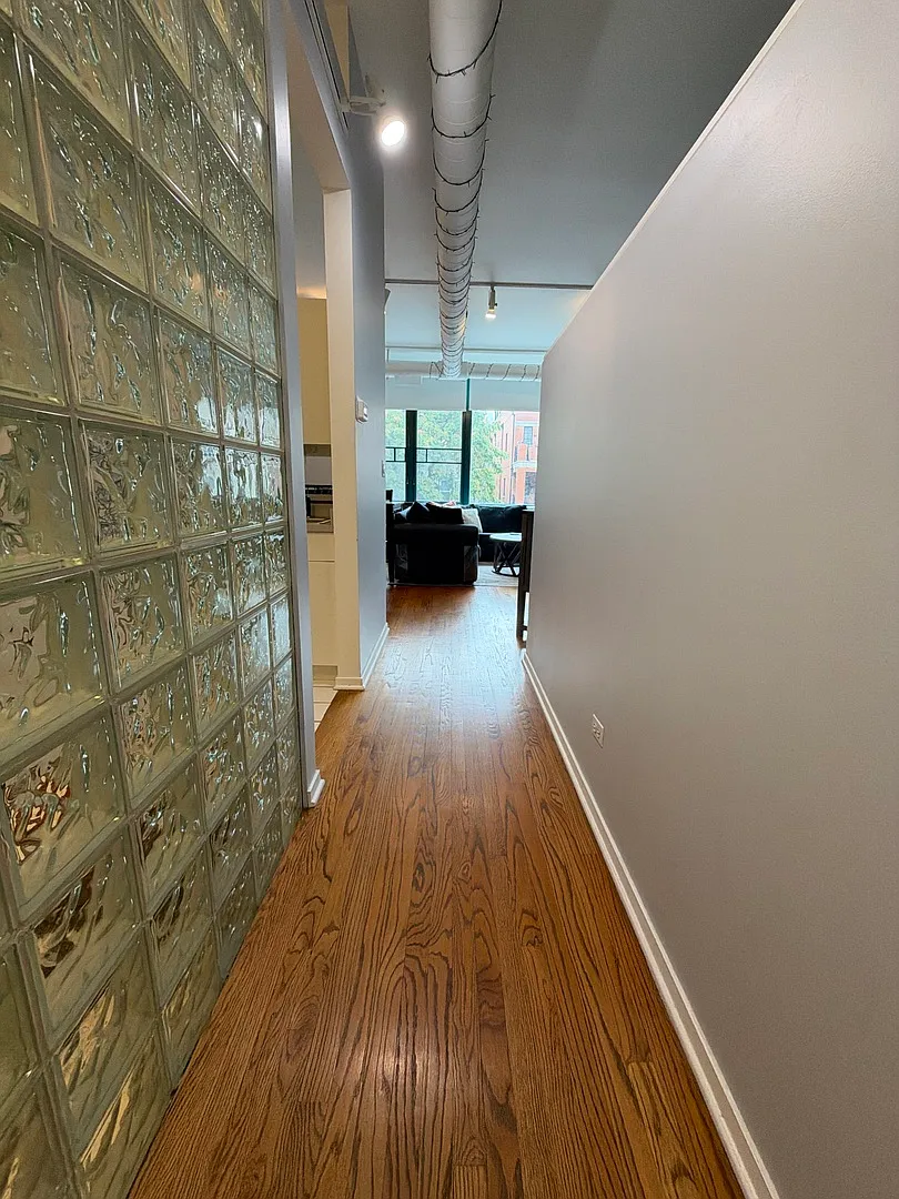 1 bed, 900 sqft, $2,700 — Photo 2