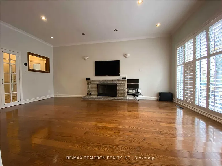 38 Bayberry Cres — Photo 5