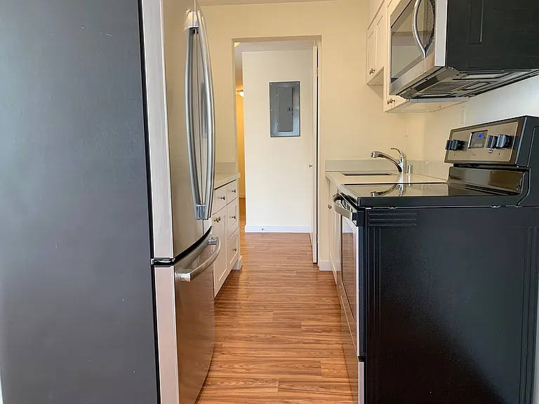 951 N 42nd St — Photo 2