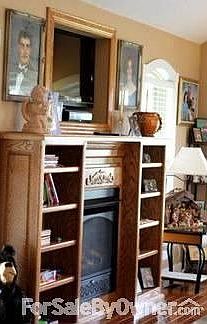 gas firplace w/TV overhead