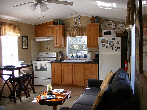 3rd image of 487 NW Stephen Foster Dr