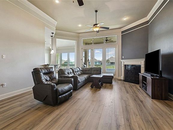 3rd image of 612 Lakeshore Village Dr