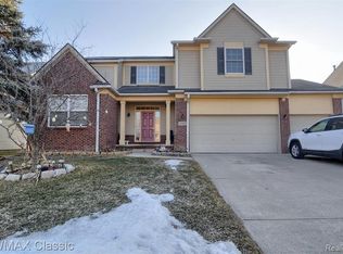 5040 White Tail Ct, Commerce Township, MI 48382