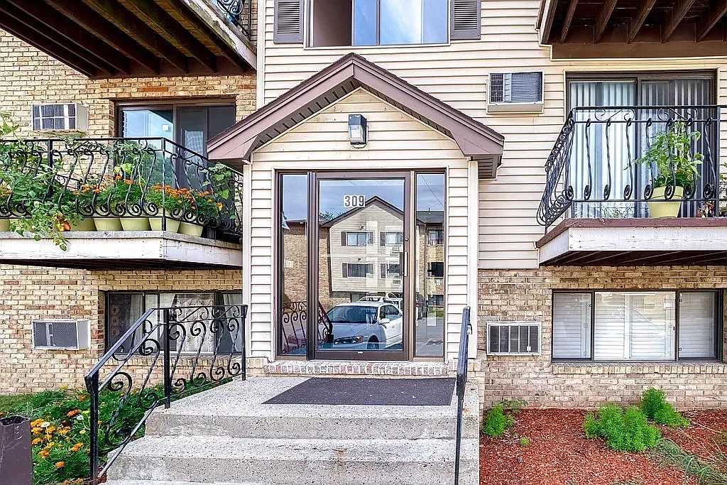 2 bed, 915 sqft, $2,200 — Photo 1