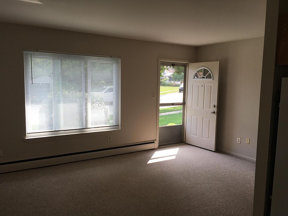 1st image of 104 Rose St