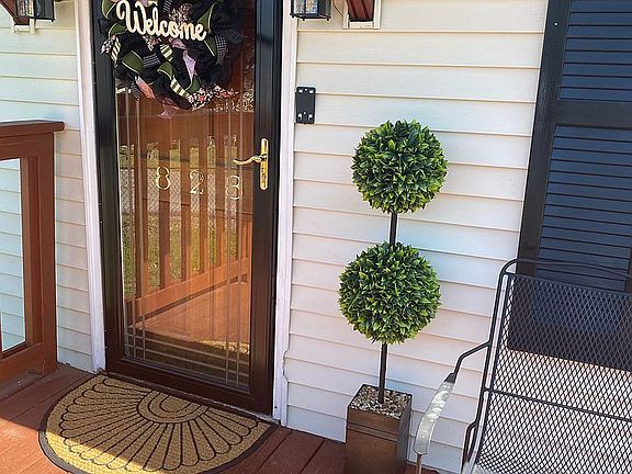 2nd image of 828 Aubrey Ave
