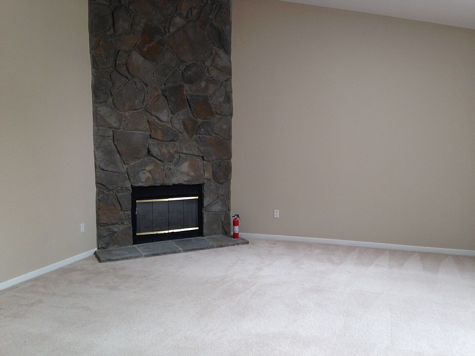 Large livingroom with sky lights