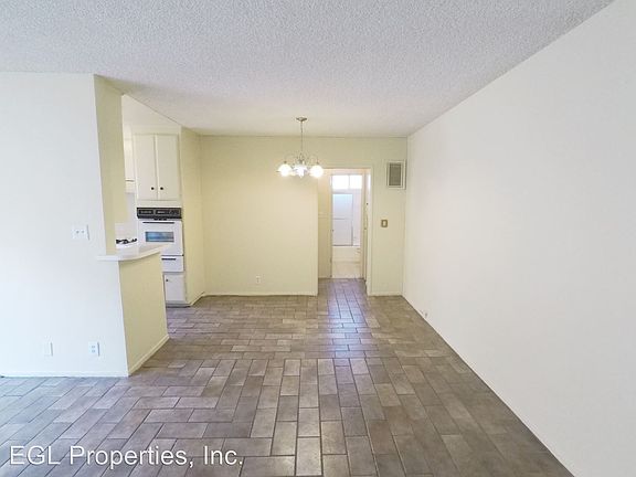 5th image of 823 N Hudson Ave APT 08