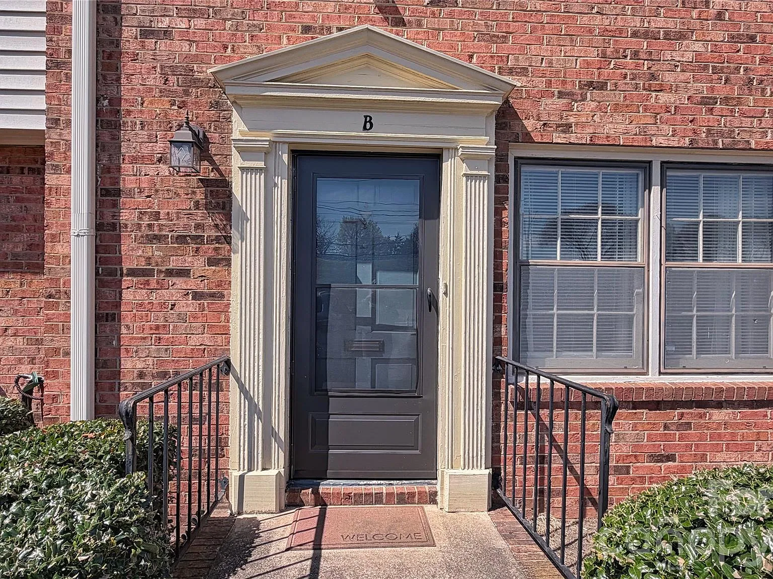 2 bed, 1.5 bath, 900 sqft, $1,600 — Photo 3