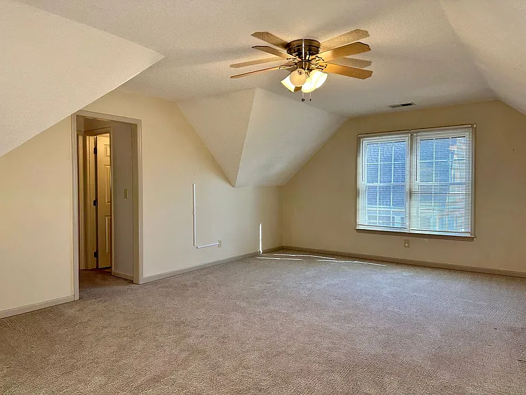 141 Victoria Dr — Photo 16