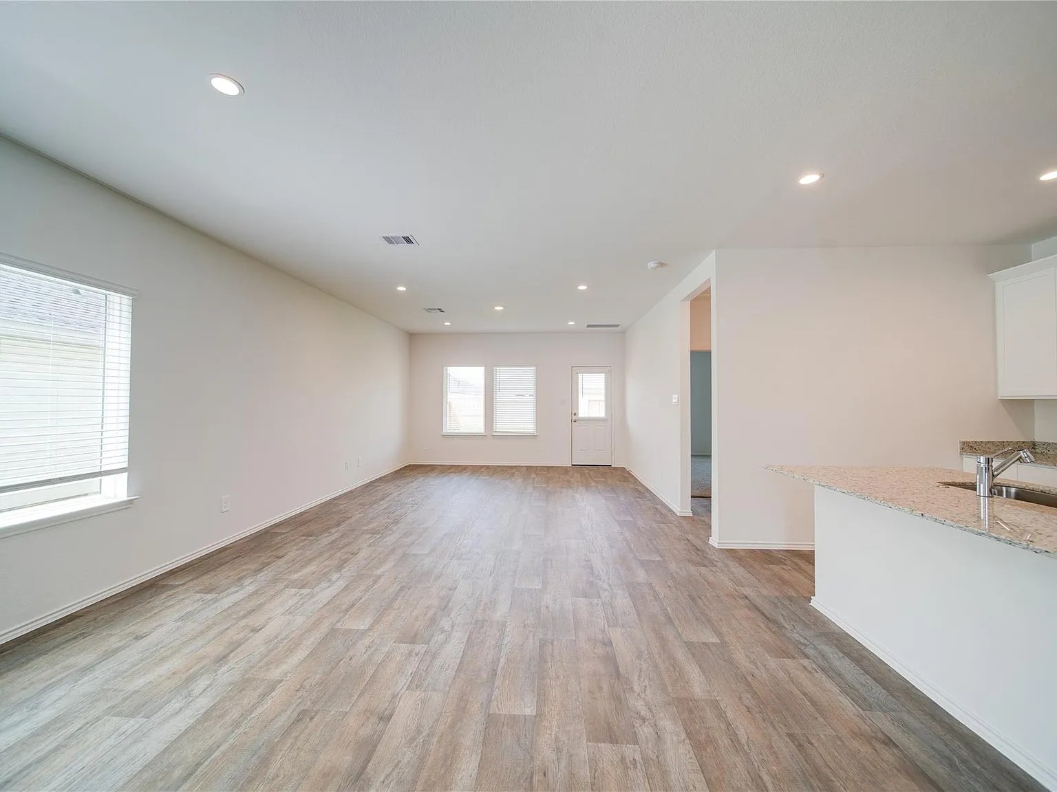 4 bed, 2.5 bath, 2336 sqft, $2,300 — Photo 4