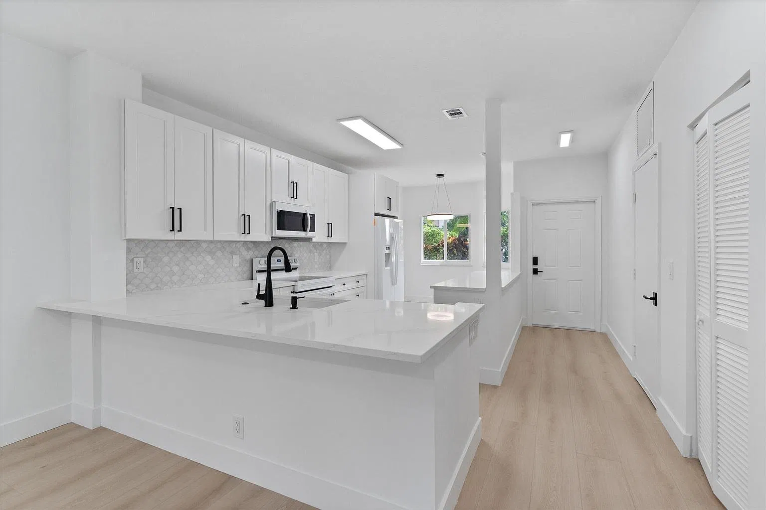 3 bed, 1728 sqft, $5,000 — Photo 2