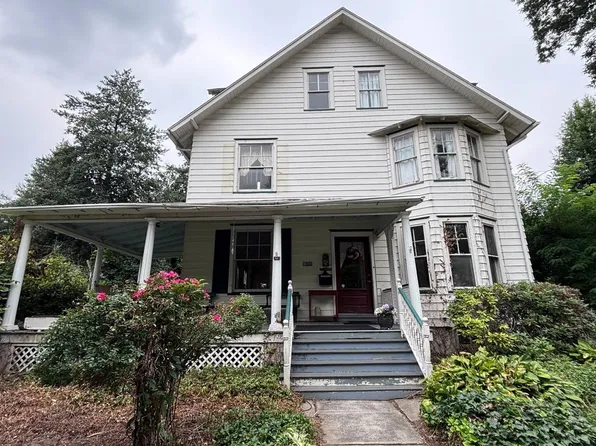 102 Main St, Riverton, NJ 08077
