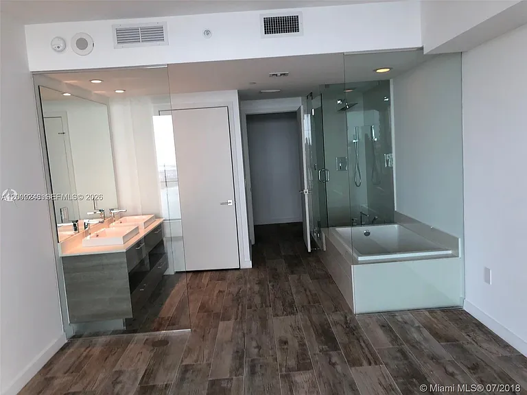 650 NE 32nd St #4005 — Photo 3