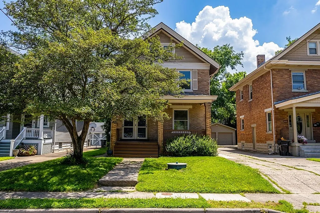 3 bed, 1000 sqft, $2,200 — Photo 2