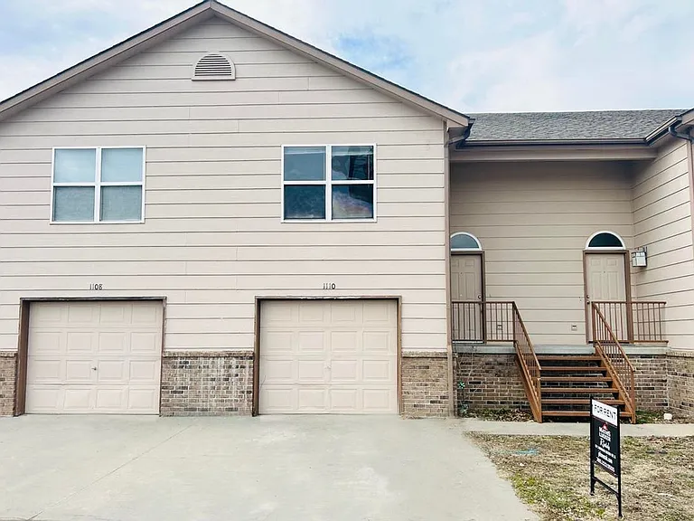 1110 Country Club Ln — Photo 2