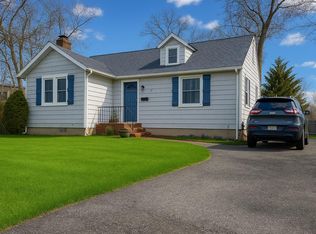7 W Oak St, Islip, NY 11751