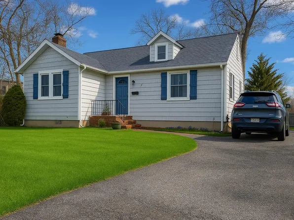 7 W Oak Street, Islip, NY 11751