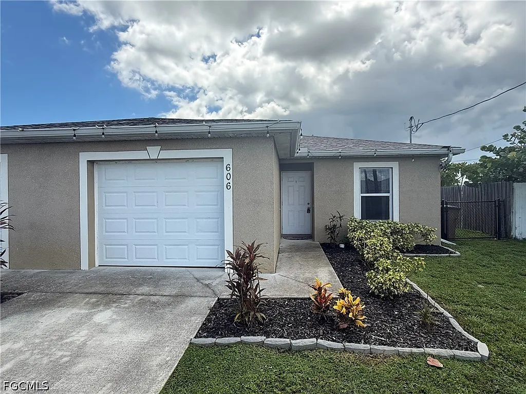 3 bed, 2.0 bath, 1245 sqft, $1,600 — Photo 2