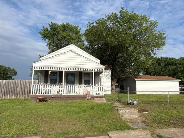 217 N 9th St, Humboldt, KS 66748