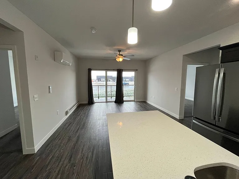 Cottage Grove Commons: 1400 N Windsor — Photo 28