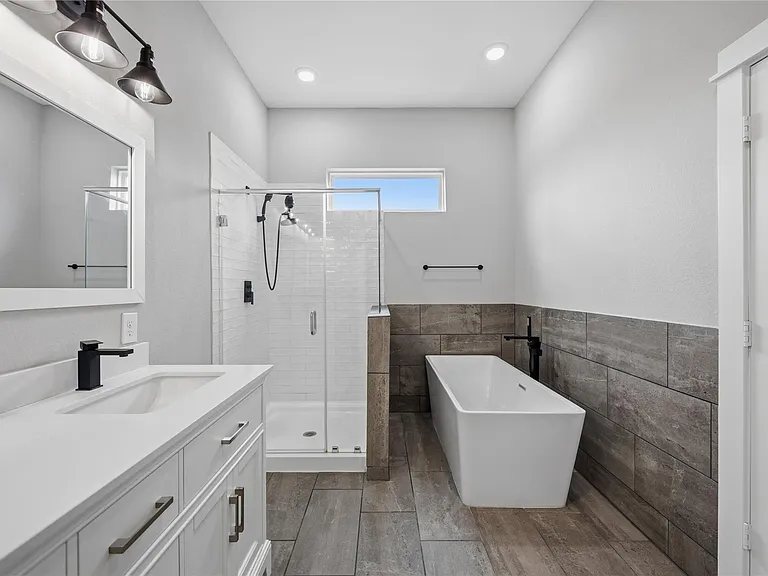 6723 Parker Oaks Ln — Photo 11