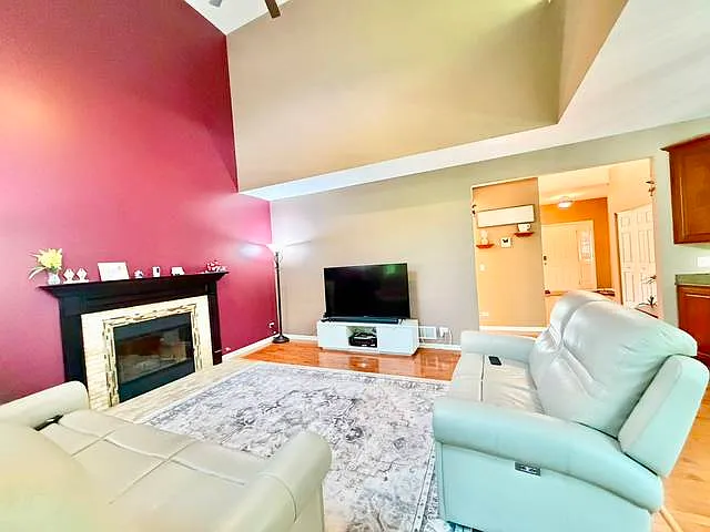 4 bed, 2.5 bath, 2862 sqft, $3,700 — Photo 3